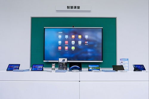 智慧教育新篇章 华为擎云亮相第七届深圳教育装备博览会，展示计算机软硬件及辅助设备一体化解决方案